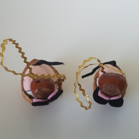 Mouse in Walnut Bed Ornaments [Pair] - Picture 3 of 4